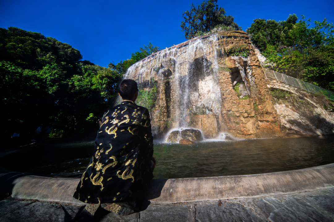 After four and a half years, I’ve cut it.

Those who’ve known me since 2021
remember me with long, messy hair—
part of my silhouette,
part of my story.

In the barber shop, a man asked,
“Why did you cut your hair?”

I said:
“It’s time.
Back to my youthful looks.”

Nice, France
