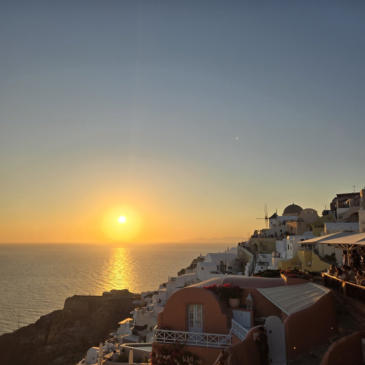 Santorini, Greece 🇬🇷 One of the most beautiful places in the world ☀️🏝🌋 See the 2nd photo for the iconic Blue Domed Church 🔵⛪️ and the 3rd photo for the legendary sunset 🌅 I met a local retro gamer who loved the Flip too 😄🎮 #Santorini #Greece #MiyooFlip #RetroGaming