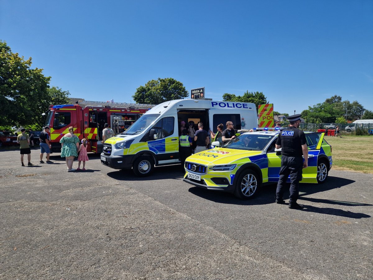 👮‍♂️☀️ NPT Team 2 joined @staffsfire at #NortonCanesPartyInThePark this afternoon!
Great to see so many enjoying the sun 🌞
We showcased our kit 🚓, answered questions, and signed up locals to #SmartAlert.
Thanks to everyone who stopped by! 💬💙
#CommunityPolicing