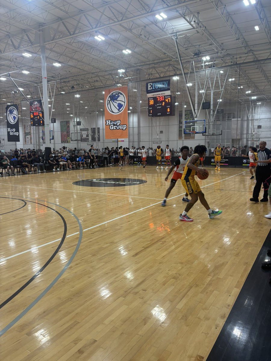 🔥HoopRoots vs. Crown 17u HGSL has drawn a big crowd of college coaches. Really high level basketball with a plethora of recruits.