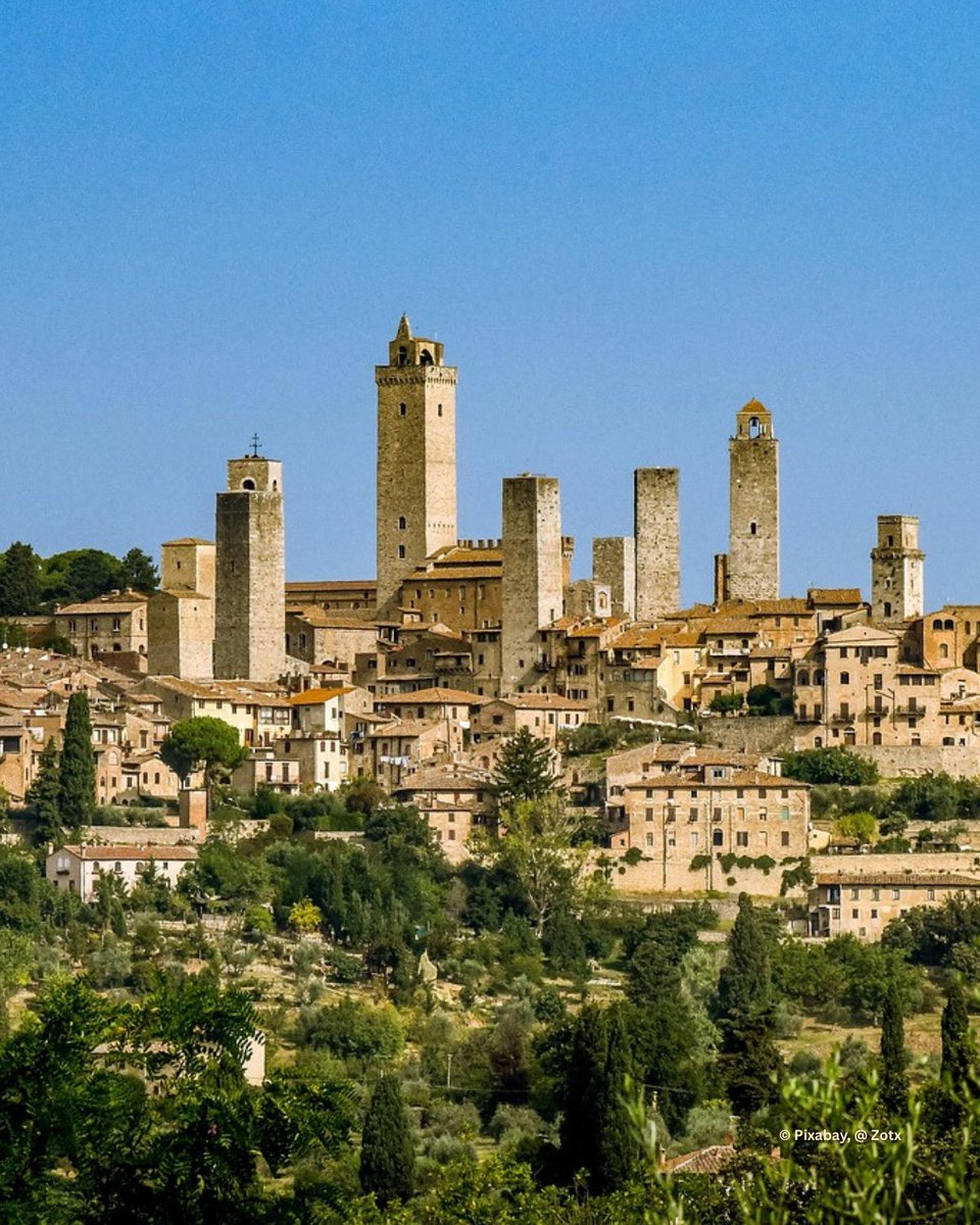 San Gimignano – Die Stadt der Türme

Wie eine steinerne Märchenkulisse thront San Gimignano auf einem Hügel inmitten der toskanischen Landschaft. Schon von weitem erkennt man die markanten Türme, die sich stolz über die Stadt erheben – früher waren es über 70, heute sind nur noch