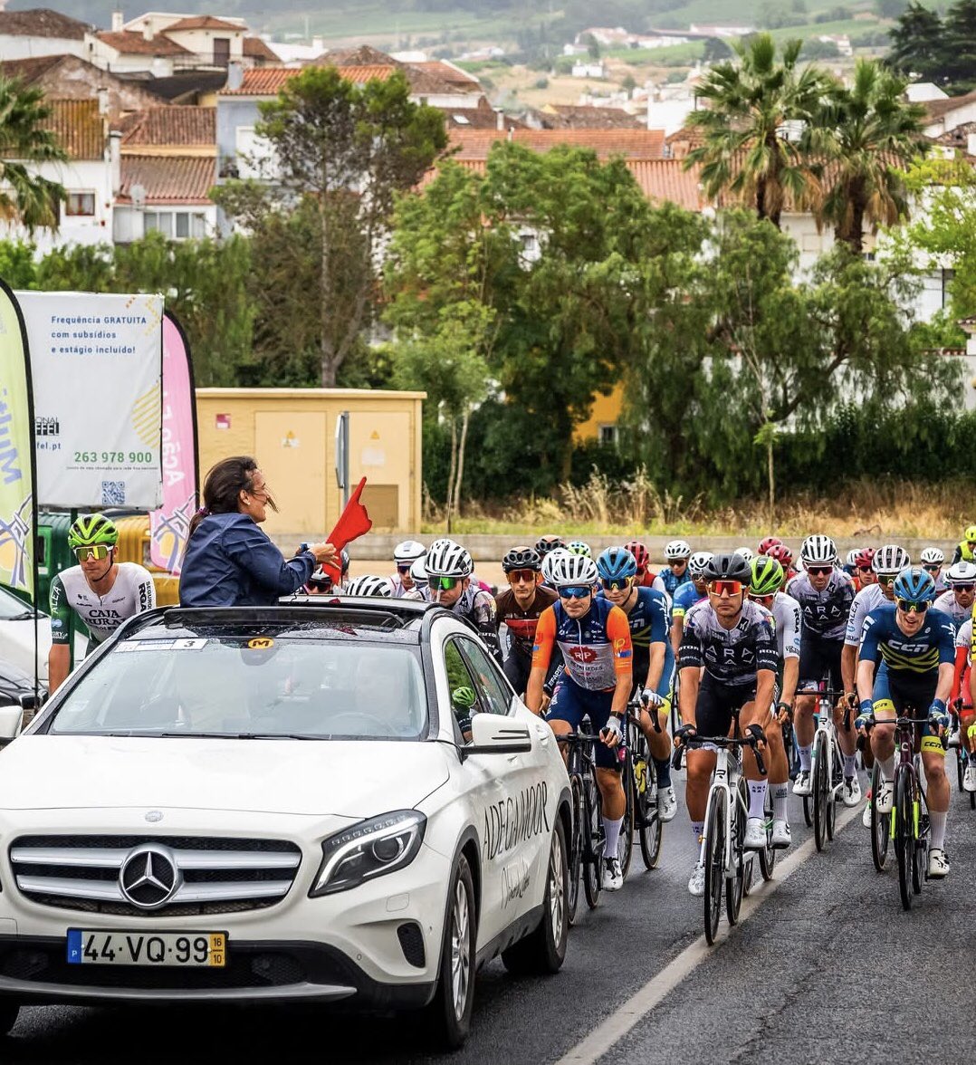 José María García (15º) <a href="/jmgarcia_so/">——JM——</a> y Álvaro Sagrado (19º) <a href="/asagrado/">Álvaro Sagrado Pérez</a> resisten con los mejores en el exigente ascenso al Alto de Montejunto. 

El muleño se sitúa el 14º en la GC a falta de la última etapa de mañana. | #TJA_25