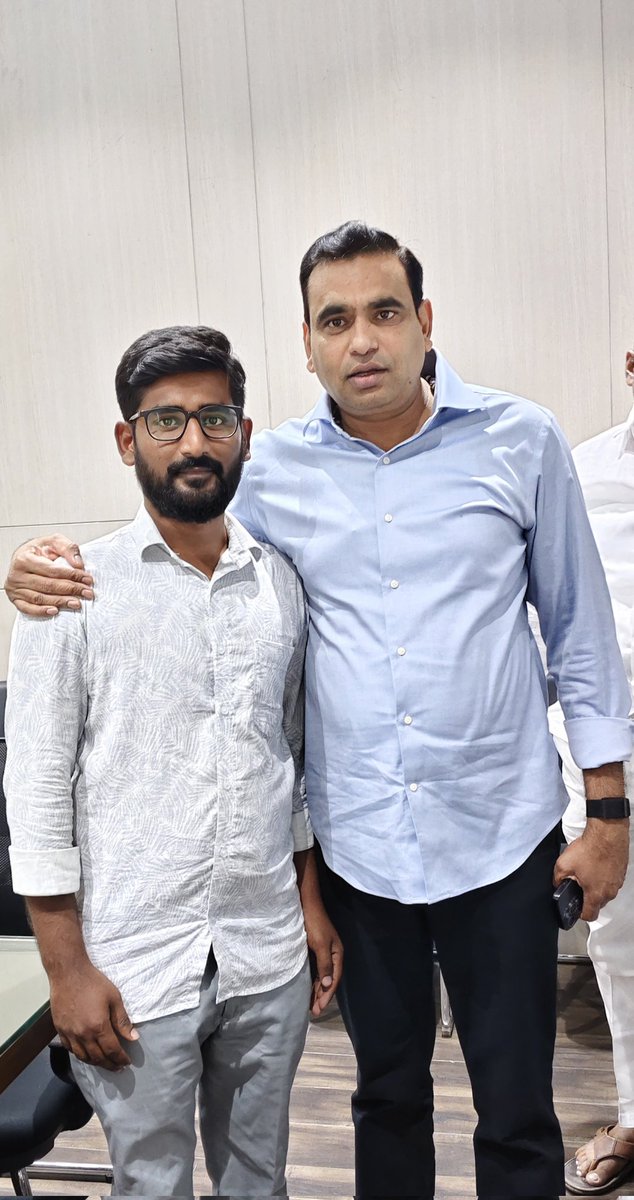 PrakashDSP9's tweet image. *Met our BHONGIR MP,@kiran_chamala Garu at Ghandhi bavan and discussed regarding the Telangana State Cabinet&apos;s historic approval of 42% reservation for BCs in local body elections.

#NSUI