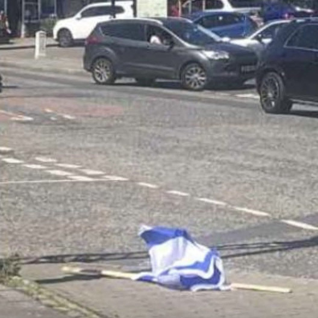 IrishUnity's tweet image. An Israeli flag was erected last night in Bessbrook 😡
Local residents removed it today 👏
Ireland stands with Palestine 🇮🇪🤝🇵🇸