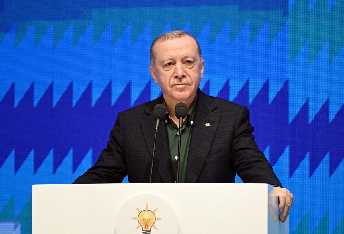 “Bugün yeni bir gündür. Tarihte yeni bir sayfa açılmıştır.” 

Cumhurbaşkanı Erdoğan, 47 yıllık terörle mücadelenin ardından “Terörsüz Türkiye” sürecini resmen ilan etti.

Bu bir müzakere değil; devletin iradesidir.

TBMM’de süreç başlıyor. Orta Doğu hattında yeni bir denge