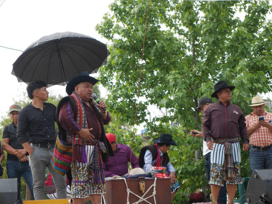 #Sololá  El pueblo Tz’utujil, de Santiago Atitlán y la autoridad ancestral Cabecera del Pueblo, tomaron decisiones sobre las jaulas de tilapia colocadas en el lago ✊🏻

1️⃣ Dejan un plazo de 10 días para que los propietarios retiren las jaulas de manera voluntaria.

📸 Nuto