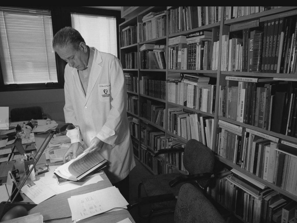 EdgardoDepetri's tweet image. René Favaloro se ganó un lugar en la Historia. En recuerdo de su nacimiento, hoy es el Día de la Medicina Social. Merecido homenaje a quien llevó a cabo una importante labor en el campo de la salud y padeció el neoliberalismo que este gobierno busca reinstaurar.