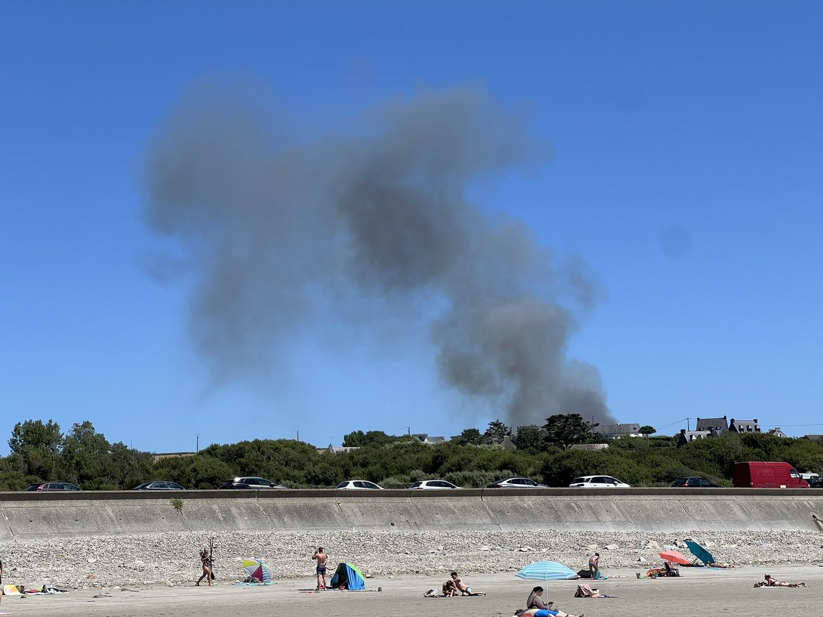Telgruc ce samedi après midi. Photo au même moment. Côté mer et côté terre. Courage aux pompiers du <a href="/sdis29/">SDIS 29 - Sapeurs-pompiers du Finistère</a>