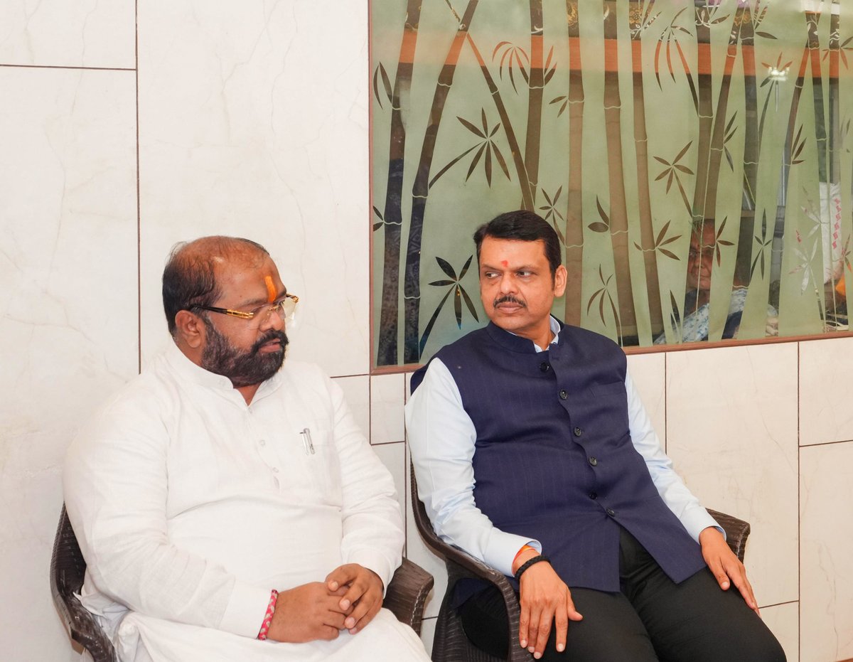 Devendra Fadnavis (@dev_fadnavis) on Twitter photo भाजपा पुणे शहराध्यक्ष धीरज घाटे यांचे वडील स्व. रामचंद्र शंकर घाटे यांचे नुकतेच निधन झाले. आज पुणे येथील त्यांच्या निवासस्थानी भेट देत स्व. रामचंद्र घाटे यांना आदरांजली अर्पण केली आणि त्यांच्या कुटुंबियांचे सांत्वन केले.
(12-7-2025📍पुणे.)
<a href="/DheerajGhate/">Dheeraj Ghate (Modi Ka Parivar)</a>
#Maharashtra #Pune भाजपा पुणे शहराध्यक्ष धीरज घाटे यांचे वडील स्व. रामचंद्र शंकर घाटे यांचे नुकतेच निधन झाले. आज पुणे येथील त्यांच्या निवासस्थानी भेट देत स्व. रामचंद्र घाटे यांना आदरांजली अर्पण केली आणि त्यांच्या कुटुंबियांचे सांत्वन केले.
(12-7-2025📍पुणे.)
<a href="/DheerajGhate/">Dheeraj Ghate (Modi Ka Parivar)</a>
#Maharashtra #Pune