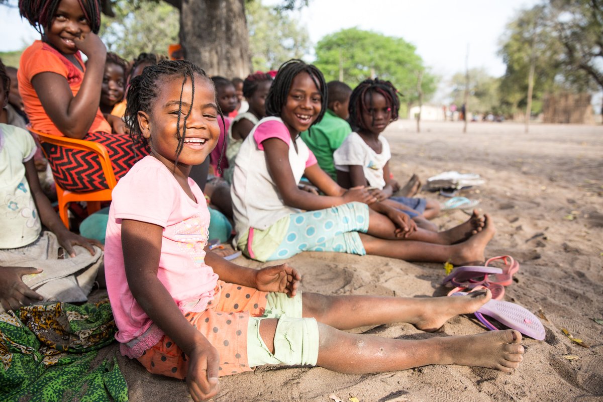 UNICEF_Moz's tweet image. Toda criança merece crescer cercada de sorrisos, amizades e alegria. Porque infância é isso: afecto, brincadeira e protecção.
Para cada criança, amizades e alegria. #ForEveryChild