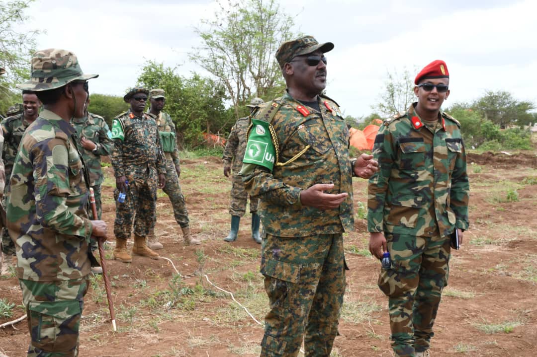 aussom_'s tweet image. Taliyaha Ciidanka Soomaaliya, S/Gaas Odowaa Yuusuf Raage ayaa Khamiistii booqday ciidanka #UPDF #AUSSOM si uu u ammaano doorka ay ku leeyihiin Hawlgalka Duufaanta Aammusan ee suurtgeliyay in kooxda Al-Shabaab dib looga qabsado gacan ku haynta magaalooyinka Sabiid & Caanoole.…