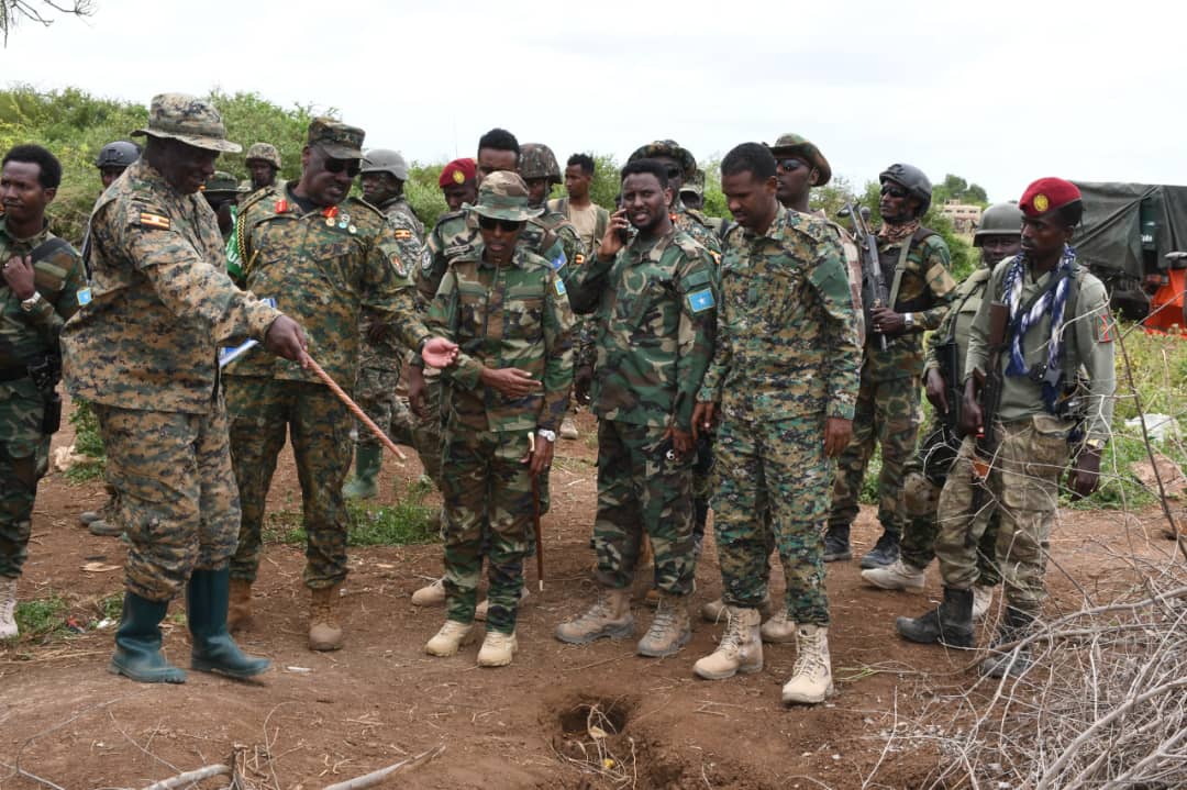 aussom_'s tweet image. Taliyaha Ciidanka Soomaaliya, S/Gaas Odowaa Yuusuf Raage ayaa Khamiistii booqday ciidanka #UPDF #AUSSOM si uu u ammaano doorka ay ku leeyihiin Hawlgalka Duufaanta Aammusan ee suurtgeliyay in kooxda Al-Shabaab dib looga qabsado gacan ku haynta magaalooyinka Sabiid & Caanoole.…