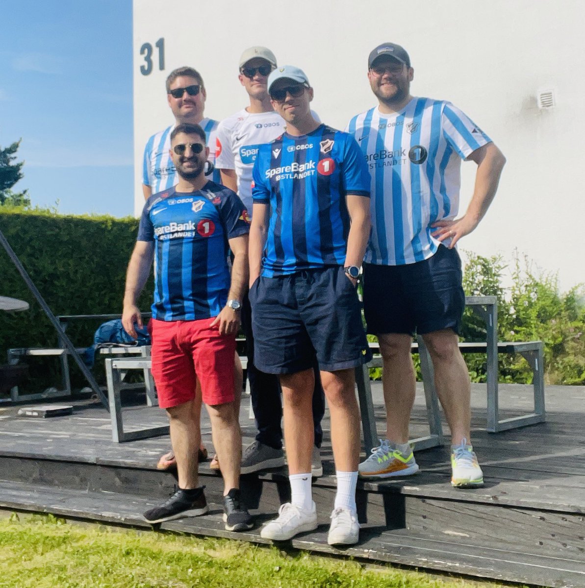 Kikkertsvingen (@kikkertsvingen) on Twitter photo God sommer til alle Blaa fra oss i svingens utvidede redaksjon!
💙🏖️🍹
#KikkertsvingenSommerfest God sommer til alle Blaa fra oss i svingens utvidede redaksjon!
💙🏖️🍹
#KikkertsvingenSommerfest