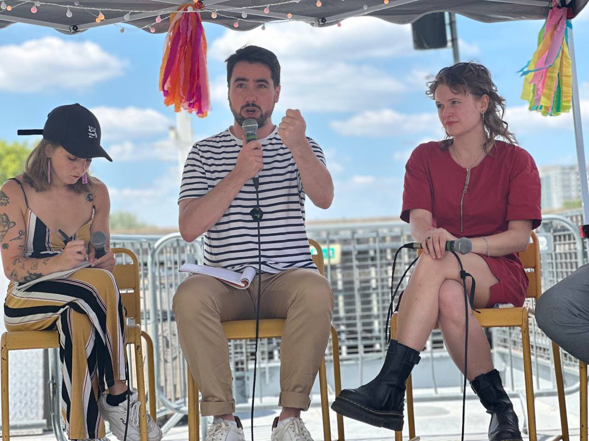 ✨Festival Fracas ✨

Merci aux organisateur•ices pour cette conférence sur la place des personnes queers dans les luttes sociales ! 

Pas d’émancipation sans celles et ceux qu’on invisibilise. 

Vive les luttes queers, anticapitalistes, antiracistes et antifascistes ✊