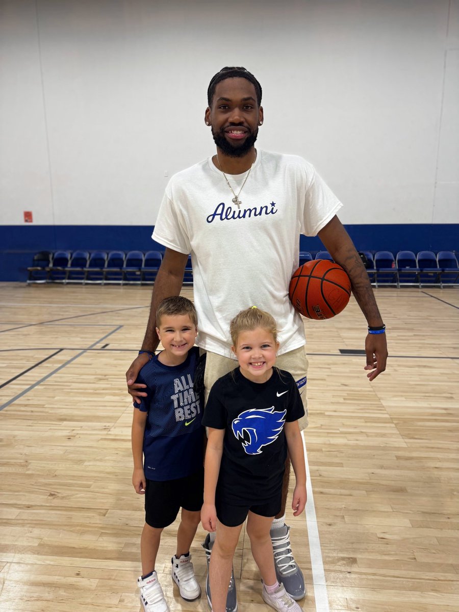 HowardWKYT's tweet image. My kids had a great time at the @LaFamiliaTBT basketball camp.
@ansleyalmonor @KahlilWhitney @DLamb20 @agentTwany