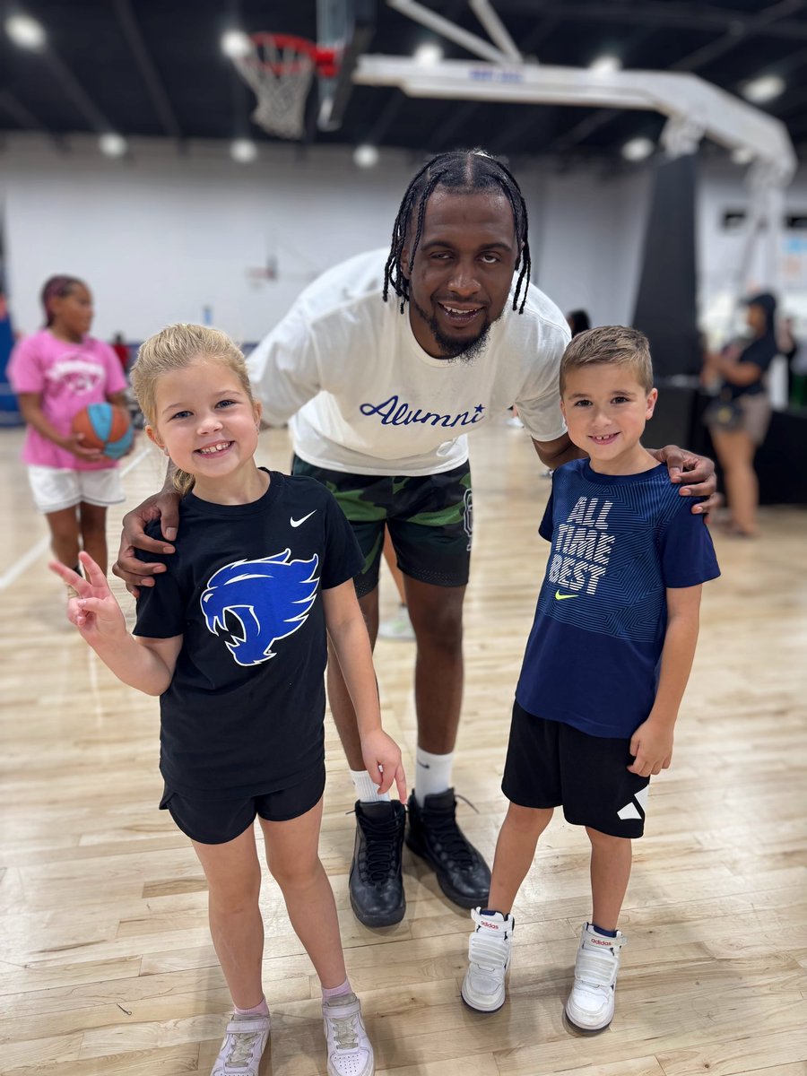 HowardWKYT's tweet image. My kids had a great time at the @LaFamiliaTBT basketball camp.
@ansleyalmonor @KahlilWhitney @DLamb20 @agentTwany