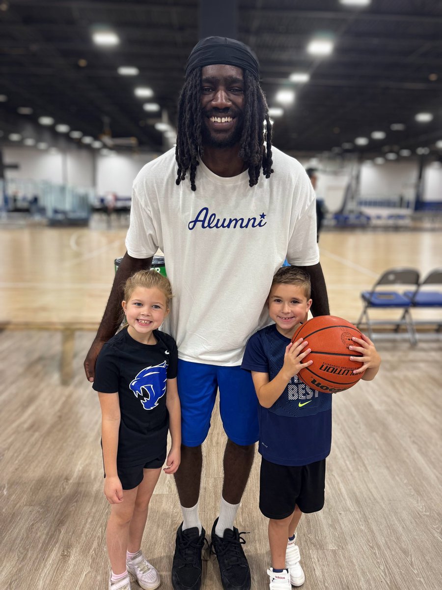 HowardWKYT's tweet image. My kids had a great time at the @LaFamiliaTBT basketball camp.
@ansleyalmonor @KahlilWhitney @DLamb20 @agentTwany