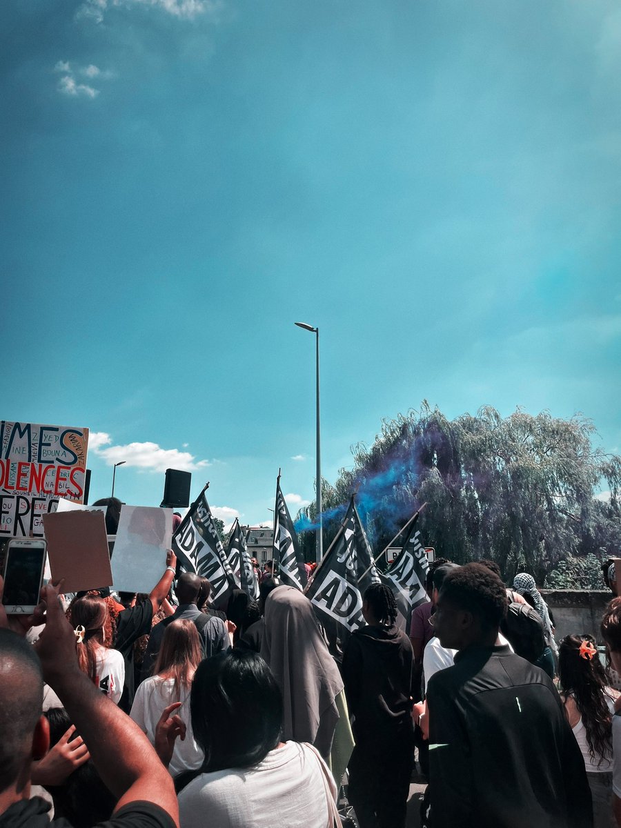 ✊ Toujours présent•es pour la 9ème année consécutive à la Marche pour Adama, à Beaumont-sur-Oise.

En face de la gendarmerie où Adama a été tué en 2016, sa sœur Assa Traoré, entourée de sa famille et de familles de victimes, a rappelé la nécessité de continuer la lutte contre