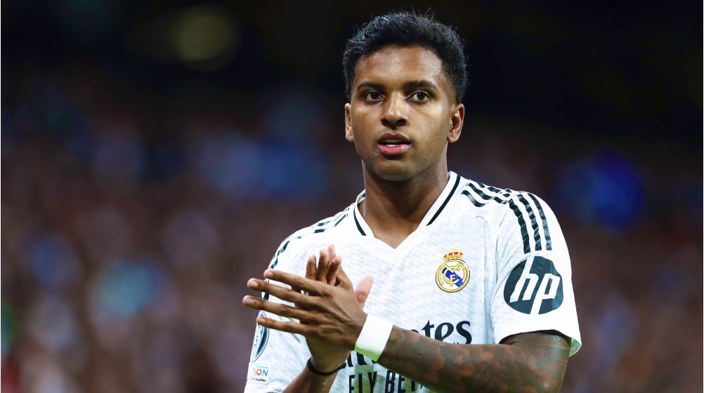 Daveobj20's tweet photo. 🚨💣 Real Madrid have placed a €100M price tag on 🇧🇷 Rodrygo!

🔴 Arsenal and 🔴 Manchester United are interested in the Brazilian winger 👀
🇸🇦 Al-Nassr have already opened talks with his camp 💬📞

🔥 A big summer move could be on the cards… stay tuned! ⚡️

#Rodrygo #RMCF #Arsenal #MUFC #AlNassr #TransferNews #LaLiga #PremierLeague