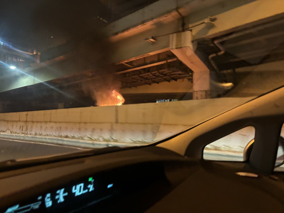 サウナ帰りの首都高芝公園付近で車がかなり炎上していた…