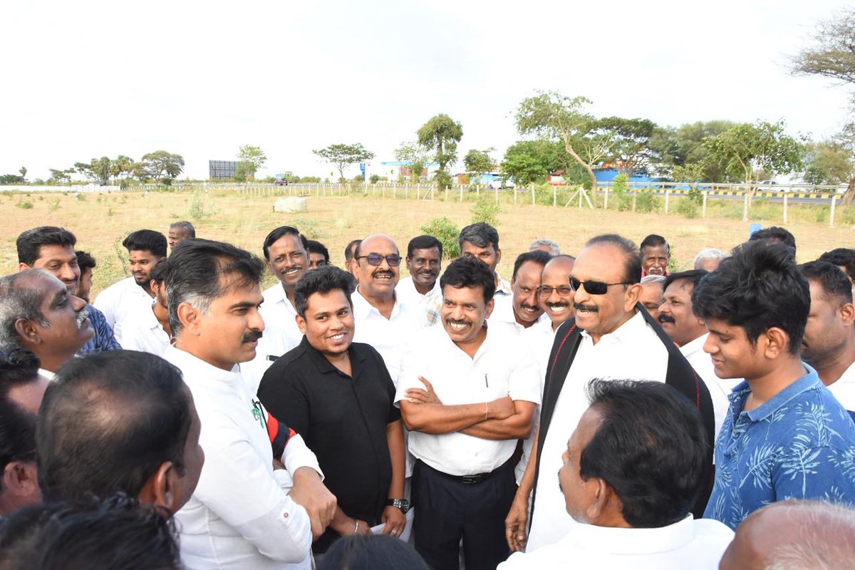 duraivaikooffl's tweet photo. கழகப் பொதுச்செயலாளர் தலைவர் வைகோ அவர்களுடன் இணைந்து மாநாட்டு நடைபெறும் இடத்தை பார்வையிட்டேன்..!

பேரறிஞர் அண்ணா அவர்களின் 117 ஆவது பிறந்தநாள் விழாவை திருச்சி சிறுகனூரில் மாபெரும் எழுச்சி மாநாடாக நடத்துவதற்கு முடிவெடுத்து அதற்கான ஆயத்தப் பணிகளை முடுக்கி விடும் வகையில் மண்டல வாரியாக கழகம் செயல்வீரர் கூட்டங்களை நடத்தி வருகின்றது. 

மறுமலர்ச்சி திமுக அரசியல் வரலாற்றில் பெரும் திருப்புமுனையாக இம்மாநாடு அமையும் என்பதில் சந்தேகமில்லை.

மாநாட்டு பணிகளை கவனிக்கின்ற வகையில், இன்று மாலை 5 மணியளவில் திருச்சி அருகே சிறுகனூரில் மாநாடு நடைபெறும் இடத்தை தலைவர் வைகோ அவர்களுடன் இணைந்து பார்வையிட்டேன். மாநாடு நடைபெறும் இடத்தின் உரிமையாளருக்கு தலைவரும், நானும் நன்றி தெரிவித்தோம்.

மாநாட்டு ஏற்பாடுகள் சிறப்பாக அமைய இயக்கத் தந்தை தலைவர் வைகோ அவர்கள் தக்க ஆலோசனைகளை வழங்கினார். மாநாட்டு திட்டமிடல் குறித்து எனது ஆலோசனைகளையும் கழக நிர்வாகிகளிடம் தெரிவித்தேன்.

இந்நிகழ்வில், கழக துணைப் பொதுச்செயலாளர் மருத்துவர் ரொஹையா, அரியலூர் சட்டமன்ற உறுப்பினர் கு.சின்னப்பா, மாவட்டச் செயலாளர்கள் திருச்சி மாநகர் வெல்லமண்டி சோமு, புதுக்கோட்டை எஸ்.கே.கலியமூர்த்தி, திருச்சி தெற்கு மணவை தமிழ்மாணிக்கம், திருச்சி வடக்கு டி.டி.சி.சேரன், பெரம்பலூர் எஸ்.ஜெயசீலன், அரியலூர் க.ராமநாதன், அணிச் செயலாளர்கள் வரணவாசி கி.இராசேந்திரன், ஆ.பாஸ்கரசேதுபதி, பால.சசிகுமார் உள்ளிட்ட கழக நிர்வாகிகள் பெருந்திரளாக கலந்து கொண்டனர்.

அன்புடன்,
துரை வைகோ எம்பி
முதன்மைச் செயலாளர்
மறுமலர்ச்சி திமுக
12.07.2025

#DuraiVaiko #trichymp #MDMK #Vaiko
