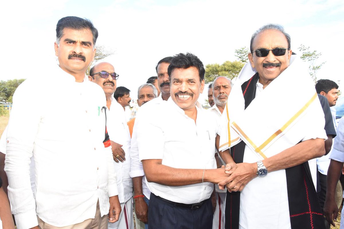 duraivaikooffl's tweet photo. கழகப் பொதுச்செயலாளர் தலைவர் வைகோ அவர்களுடன் இணைந்து மாநாட்டு நடைபெறும் இடத்தை பார்வையிட்டேன்..!

பேரறிஞர் அண்ணா அவர்களின் 117 ஆவது பிறந்தநாள் விழாவை திருச்சி சிறுகனூரில் மாபெரும் எழுச்சி மாநாடாக நடத்துவதற்கு முடிவெடுத்து அதற்கான ஆயத்தப் பணிகளை முடுக்கி விடும் வகையில் மண்டல வாரியாக கழகம் செயல்வீரர் கூட்டங்களை நடத்தி வருகின்றது. 

மறுமலர்ச்சி திமுக அரசியல் வரலாற்றில் பெரும் திருப்புமுனையாக இம்மாநாடு அமையும் என்பதில் சந்தேகமில்லை.

மாநாட்டு பணிகளை கவனிக்கின்ற வகையில், இன்று மாலை 5 மணியளவில் திருச்சி அருகே சிறுகனூரில் மாநாடு நடைபெறும் இடத்தை தலைவர் வைகோ அவர்களுடன் இணைந்து பார்வையிட்டேன். மாநாடு நடைபெறும் இடத்தின் உரிமையாளருக்கு தலைவரும், நானும் நன்றி தெரிவித்தோம்.

மாநாட்டு ஏற்பாடுகள் சிறப்பாக அமைய இயக்கத் தந்தை தலைவர் வைகோ அவர்கள் தக்க ஆலோசனைகளை வழங்கினார். மாநாட்டு திட்டமிடல் குறித்து எனது ஆலோசனைகளையும் கழக நிர்வாகிகளிடம் தெரிவித்தேன்.

இந்நிகழ்வில், கழக துணைப் பொதுச்செயலாளர் மருத்துவர் ரொஹையா, அரியலூர் சட்டமன்ற உறுப்பினர் கு.சின்னப்பா, மாவட்டச் செயலாளர்கள் திருச்சி மாநகர் வெல்லமண்டி சோமு, புதுக்கோட்டை எஸ்.கே.கலியமூர்த்தி, திருச்சி தெற்கு மணவை தமிழ்மாணிக்கம், திருச்சி வடக்கு டி.டி.சி.சேரன், பெரம்பலூர் எஸ்.ஜெயசீலன், அரியலூர் க.ராமநாதன், அணிச் செயலாளர்கள் வரணவாசி கி.இராசேந்திரன், ஆ.பாஸ்கரசேதுபதி, பால.சசிகுமார் உள்ளிட்ட கழக நிர்வாகிகள் பெருந்திரளாக கலந்து கொண்டனர்.

அன்புடன்,
துரை வைகோ எம்பி
முதன்மைச் செயலாளர்
மறுமலர்ச்சி திமுக
12.07.2025

#DuraiVaiko #trichymp #MDMK #Vaiko