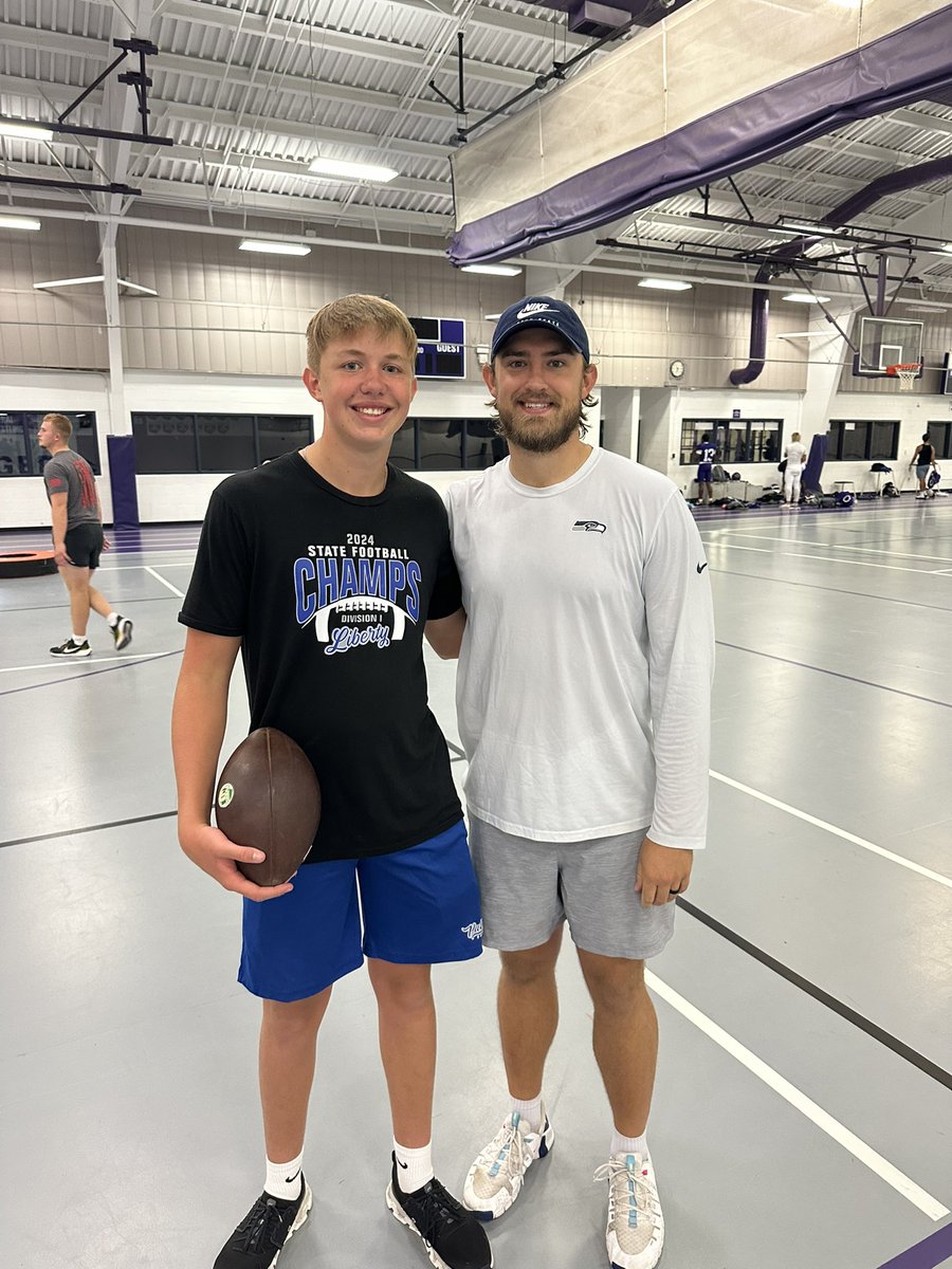 ColtonWags32's tweet image. Had a great session today with Coach Lomonico. Thank you @ChrisStoll18 of the @Seahawks for coming in and working out with us. Always great to see you! @olibfb @KornblueKicking @Longsnapper247 @Coach_Casper @PrepRedzoneOH @OhioPrepsRivals