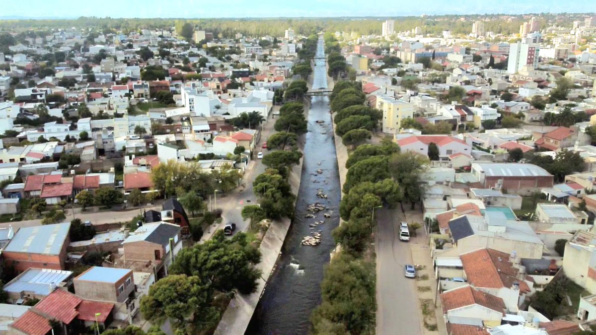 🚧 El Canal Maldonado se transforma

En conjunto con @MinFraPBA, avanzamos en el nuevo diseño.

🔹️Triplicará su capacidad de 300 a 900 m³/seg para mejorar el manejo del agua y prevenir inundaciones.
➡️ Se ensancha a 26 m arriba y 21 m en el fondo
➡️ Se suman barandas para