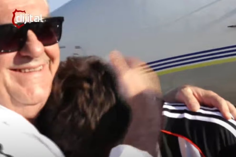 Başkan Serdal Adalı, gözyaşlarına hakim olamayan Orkun Kökçü'yü bağrına bastı. 

BABADALI ❤️