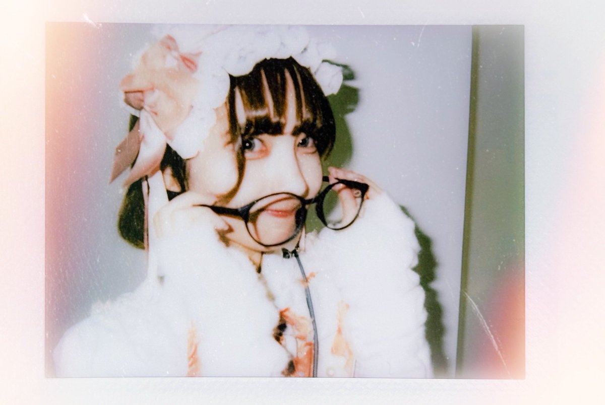 俺のサングラスを掛けようとするにっちやん。これはメロイナイトですね。め〜ろいめ〜ろいめ〜ろいな〜い♪🥰(早く音源でも聴きたい！)
#にしいとだいすこ交換日記