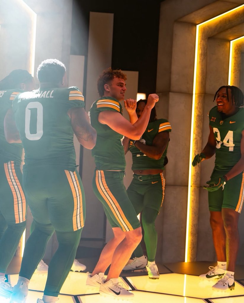 Dave Aranda and the Baylor Bears are having one of the greatest recruiting runs in school history. 

-#2 recruiting class in the Big 12
-4 ⭐️ WRs Jordan Clay and London Smith
-4 ⭐️ DL Jamarion Carlton
-4 ⭐️ DBs Jamarion Vincent and Jordan Deck

And they aren’t finished yet. 🔥