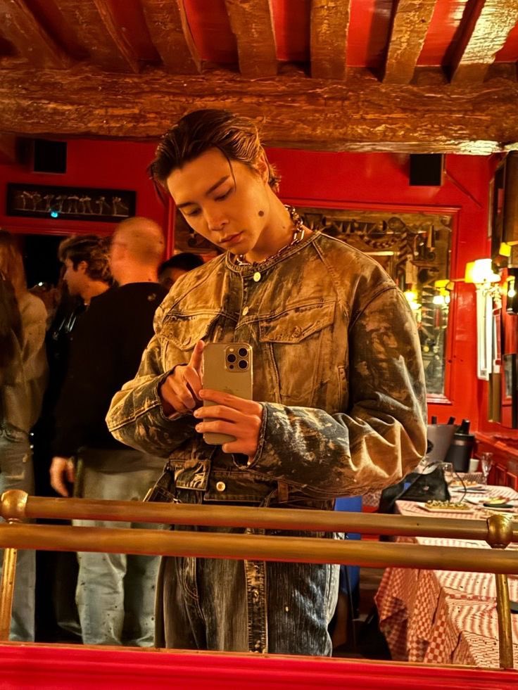 ชอบจอห์นนี่กับทุก after party look มาก แบบมันจะมีความฮอตขึ้นมาจากลุคหน้างานอีกล้านเท่าอ่ะ เหมือนฮีเปิด night mode