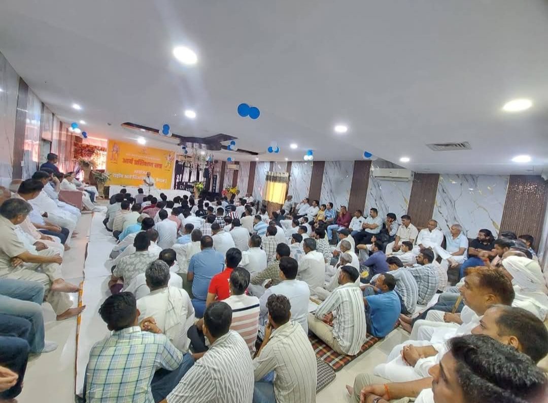 #कैथल (हरियाणा) ।
#आर्य_प्रशिक्षण_सत्र में श्रद्धेय  आचार्य दयानंद जी व उपाचार्य पवन जी सत्रार्थीयों को वैदिक सिद्धान्तों का परिज्ञान करवाते हुए ।
जय आर्य - जय आर्यावर्त्त ।