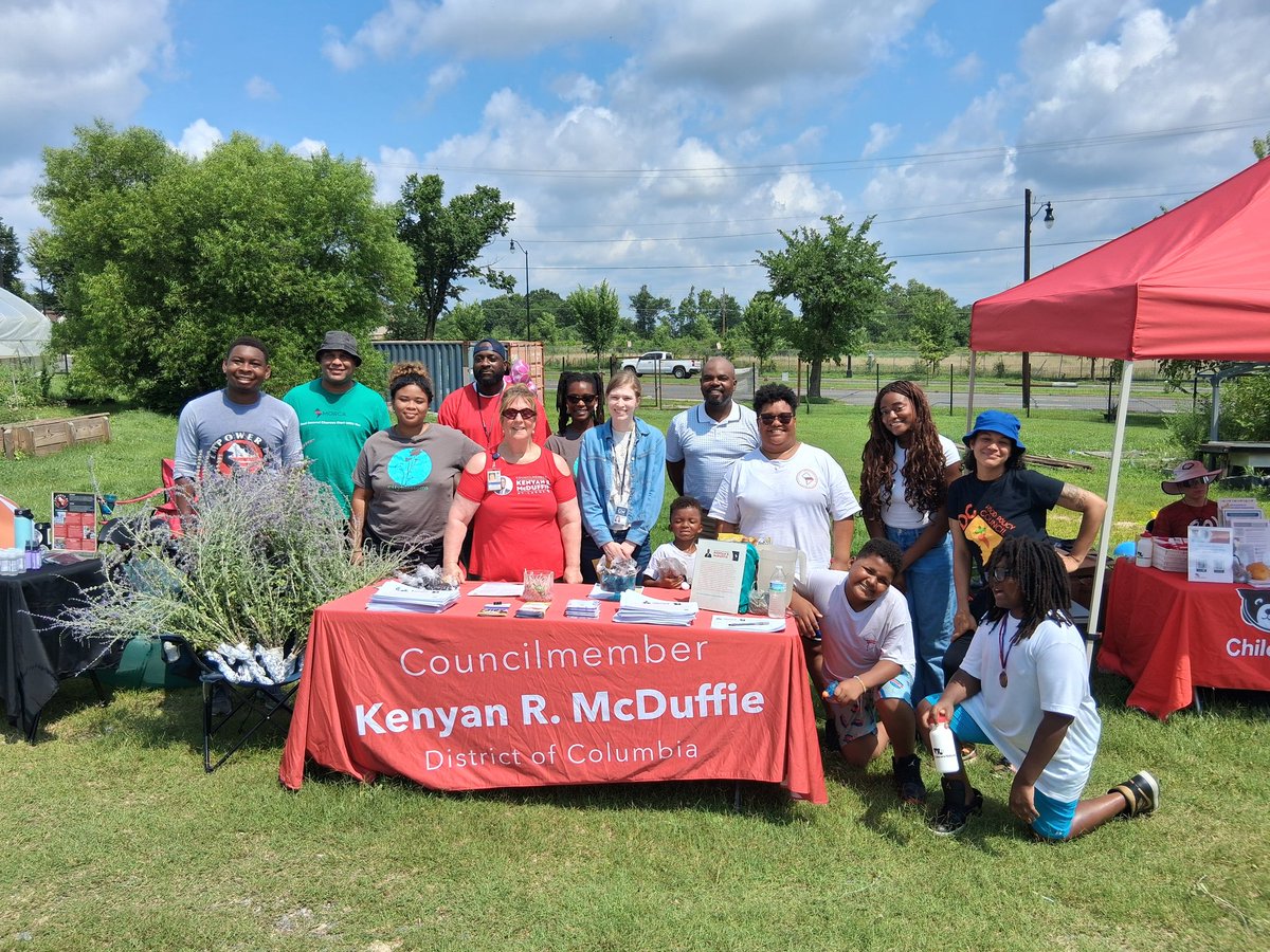 Stamper4DC's tweet image. 📣 We’re live at Nourish the Block: Ward 7 Food Equity Day at East Capitol Urban Garden Farm (5901 East Capitol St NE)!
🌽🥕 Free food demos, local resources & community vibes—bring your own chairs/tents