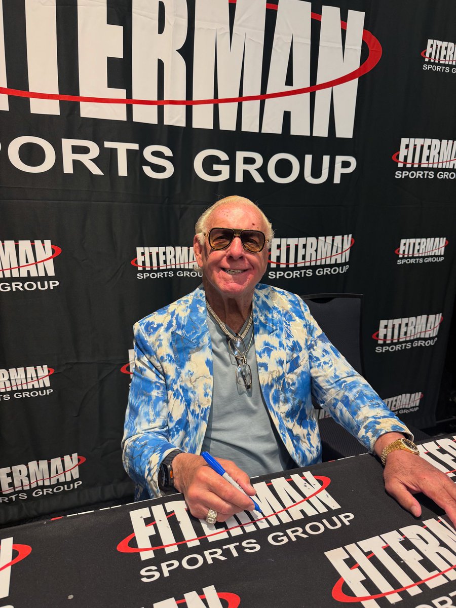 RicFlairNatrBoy's tweet image. Having A Great Day At @StarrcastEvents With @FitermanSports! I Love Meeting All Of My Wonderful Fans And Seeing My Friends In The Business! WOOOOO!