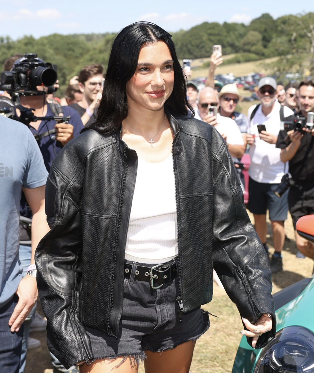 dualipabrasil's tweet image. GATA! Dua Lipa chegando ao Goodwood Festival of Speed.