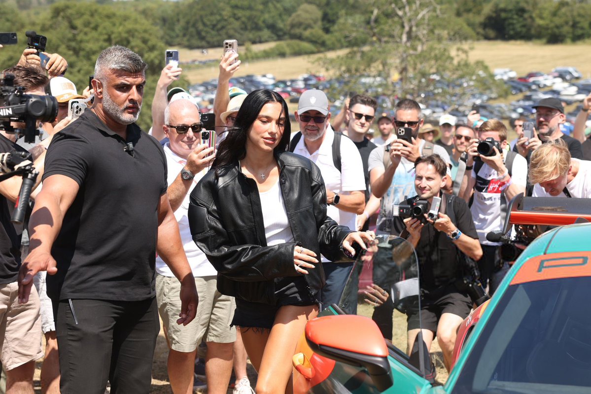 dualipabrasil's tweet image. GATA! Dua Lipa chegando ao Goodwood Festival of Speed.