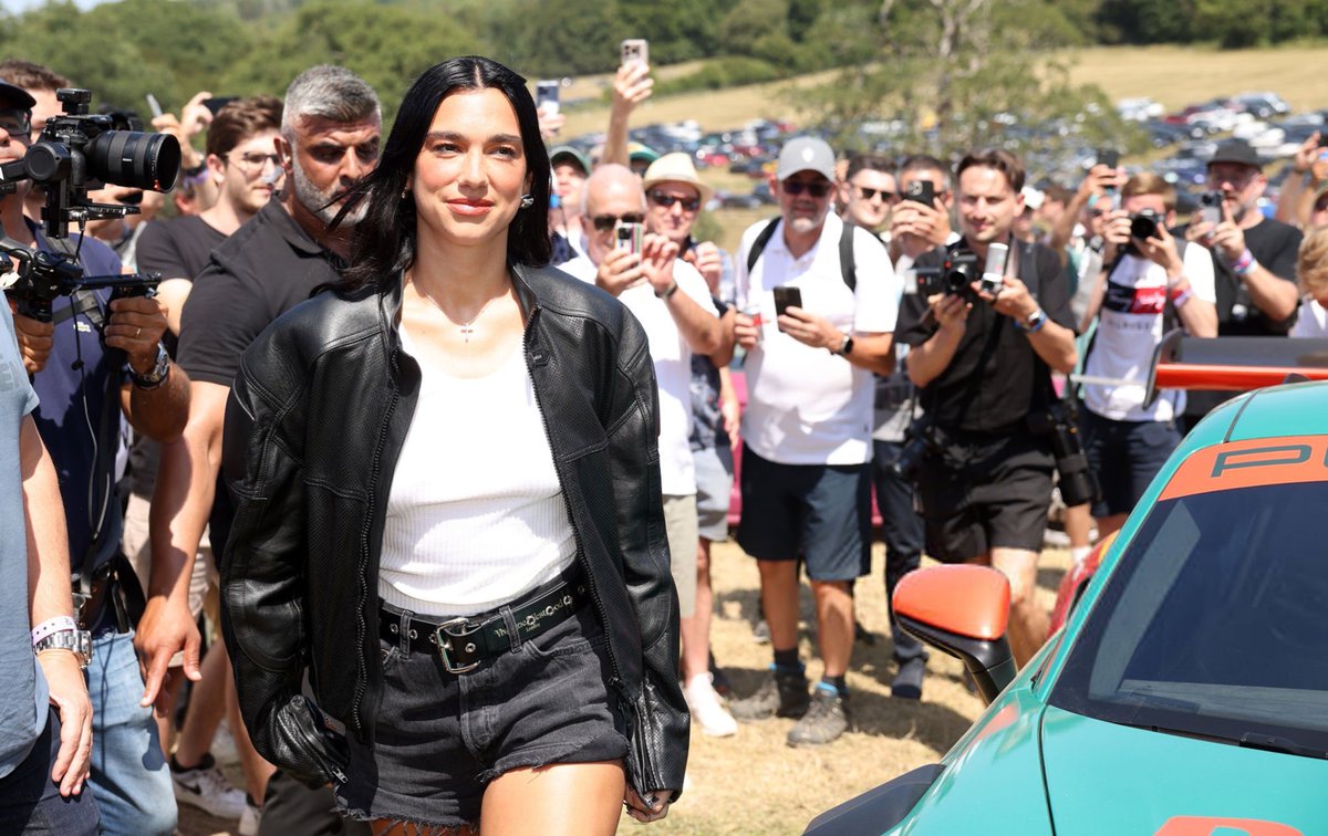 dualipabrasil's tweet image. GATA! Dua Lipa chegando ao Goodwood Festival of Speed.