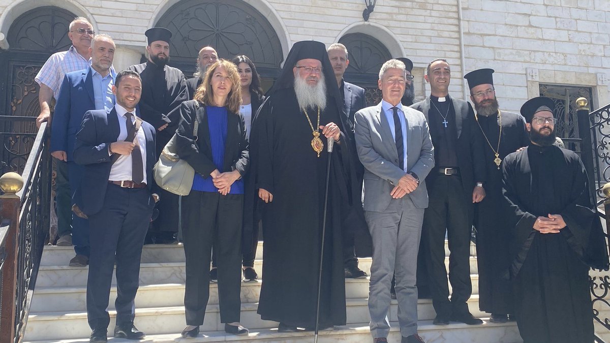 (2/3) التقينا بمشايخ العقل ووجهاء من مختلف المكوّنات والقبائل، بالإضافة إلى ممثلي المجتمع المدني.
 
كان حوارًا صريحًا حول التحديات المشتركة والسبل الممكنة لتعزيز التماسك المجتمعي.

#سوريا