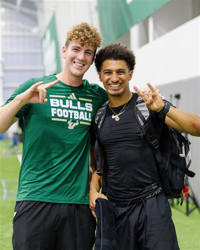 NFLAcademy's tweet image. NFL Academy link-ups in Florida!
@SFenton07 π€ @nikaunflacademy π€ @Jamil_Secka
With Sam now at @USFFootball, the network of Academy graduates in NCAA football keeps on growing.