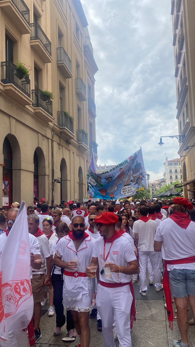 Allá van las peñas de Pamplona.

Aquellas a las que alguno tacha de antitaurinas y gastan más al año en toros que algunos taurinos.

Saludos.