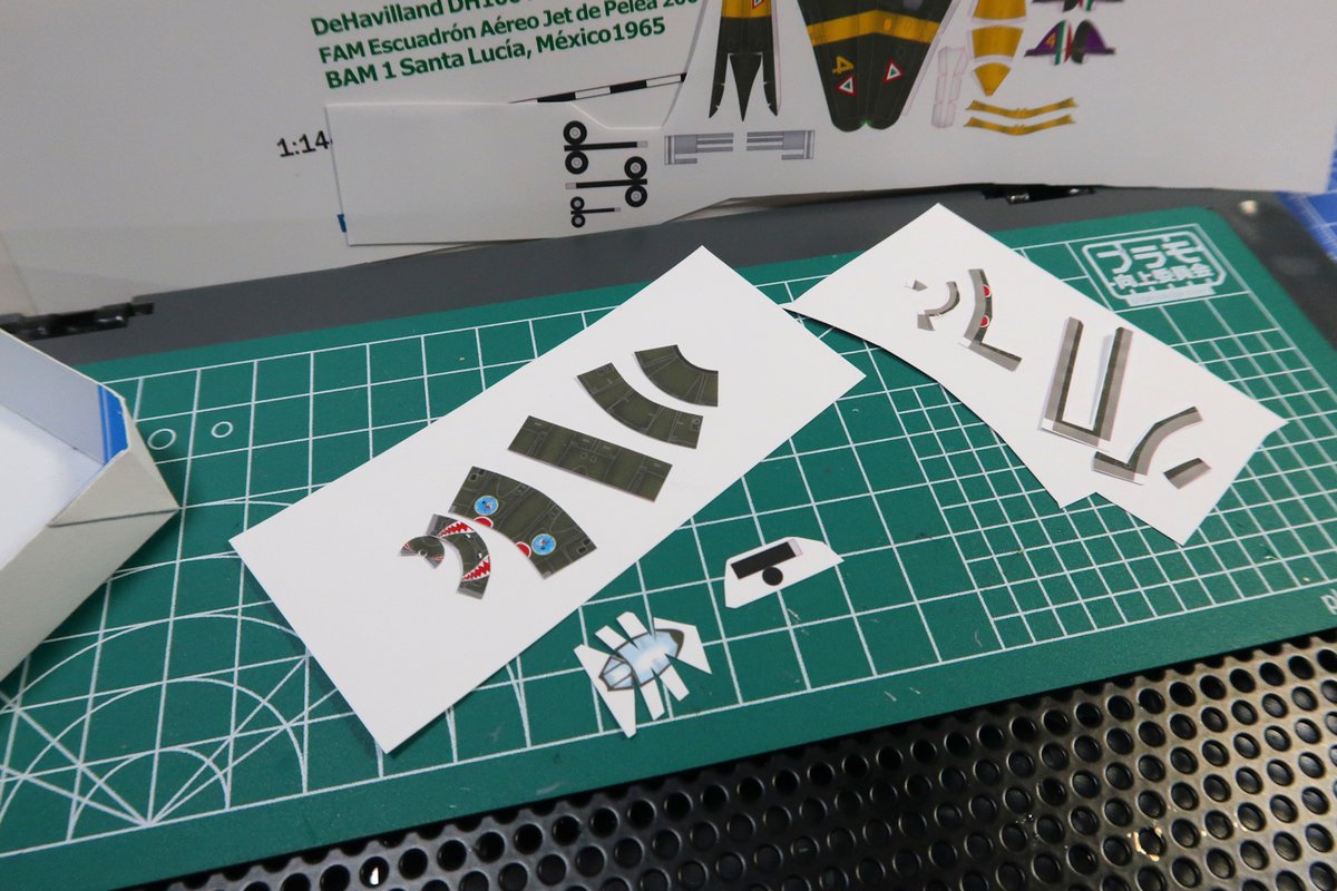 #ペーパークラフト
Vampire F3 FAM
(scissors and Planes/Hangar Models Papercraft) 1:144
ヴァンパイア製作、今日はまずは胴体まで