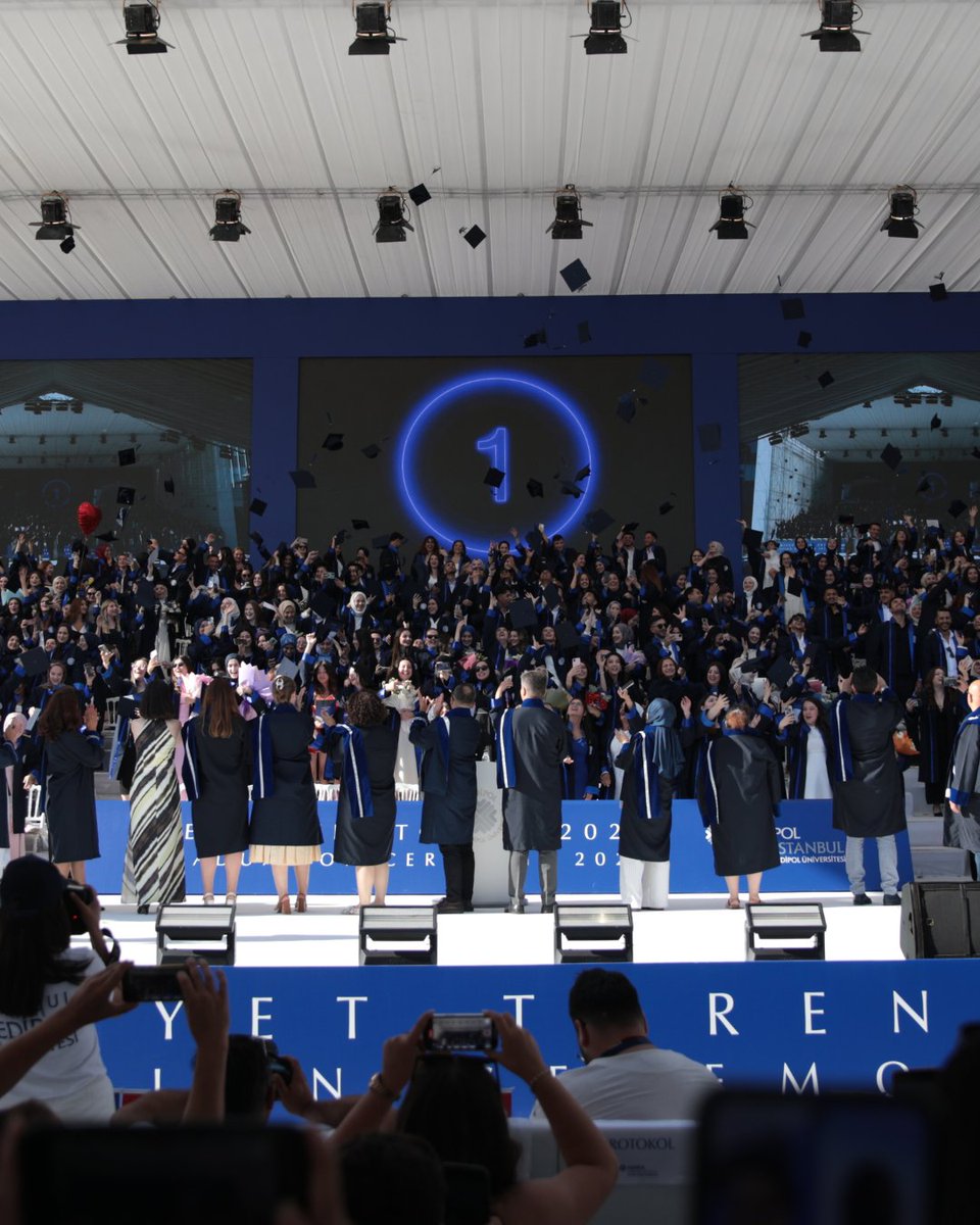 Sağlık Hizmetleri Meslek Yüksekokulu 3. Grup Töreni'nden kareler. 🎓📸