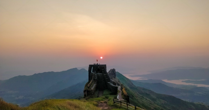 "राजगढ़", वो स्थान जहां छत्रपति शिवाजी महाराज ने स्वराज्य की नींव रखी और "रायगढ़" जहां उनका राज्याभिषेक हुआ!

मराठा गर्व की ये राजधानी अब UNESCO  विश्व धरोहर स्थल के रूप में वैश्विक मंच पर गौरव के साथ स्थापित हैं।