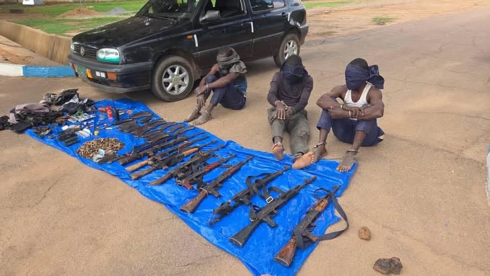 voiceofnigeria's tweet image. Troops of the 37 NDA Demonstration Battalion have arrested three suspected terrorists and gunrunners in Igabi LGA, Kaduna State.#SecurityOperations #Bandits #ArmsRecovery #PeaceInNigeria