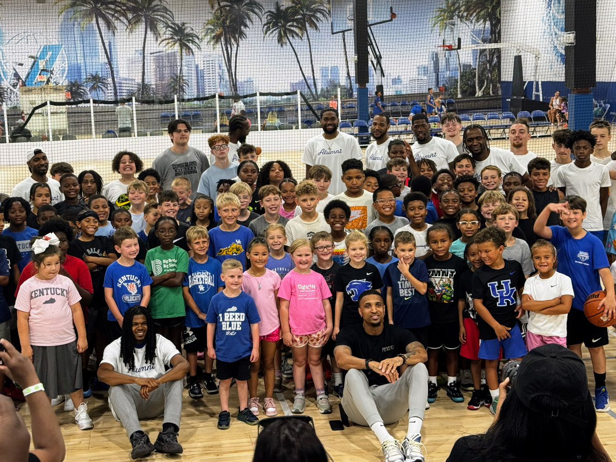 HowardWKYT's tweet image. My kids had a great time at the @LaFamiliaTBT basketball camp.
@ansleyalmonor @KahlilWhitney @DLamb20 @agentTwany