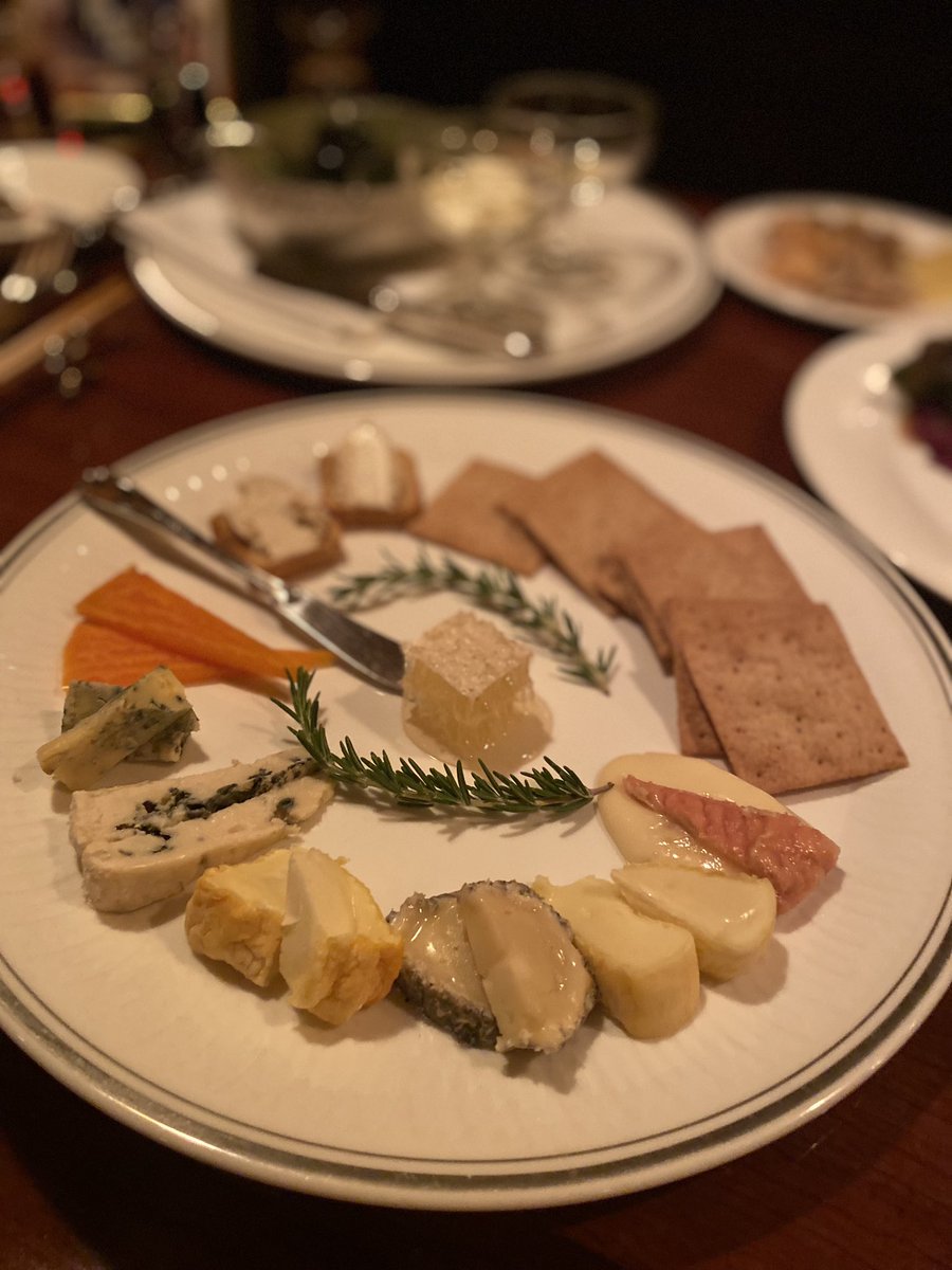 煌びやかなクラブがひしめく中で異色の存在感を放っていた銀座並木通りの『Wine Bar 池田』さん。1997年から続いてきた歴史に終止符を打つということで、慌てて熟成クロ・デ・ムーシュを味わいに訪問。艶やかな蜜のニュアンスが綺麗に花開いていて、チーズもハチミツいらず🧀🍯素敵な思い出に感謝🙏🏻✨