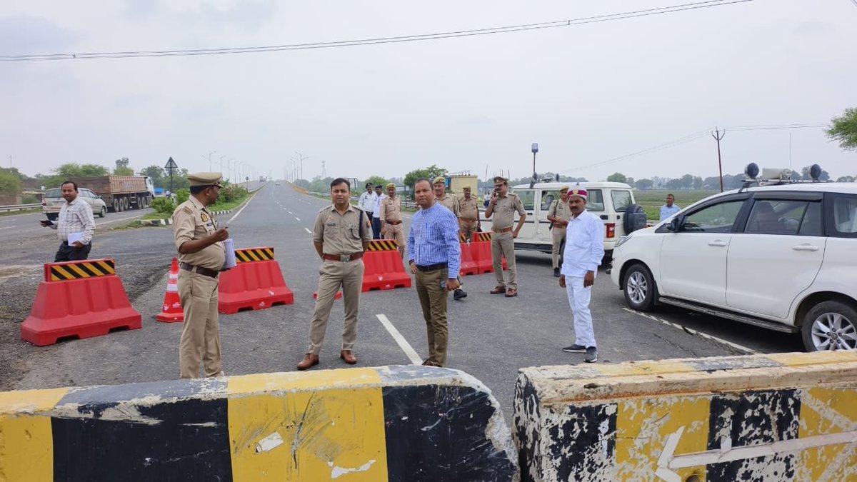 भदोही जनपद मे श्रावण मास के कावड़ यात्रा को सकुशल सम्पन्न कराने के लिए जिलाधिकारी शैलेश कुमार  , पुलिस अधीक्षक अभिमन्यु मांगलिक ने  कांवड़ मार्गों का निरीक्षण कर पुलिस प्रंबंधन, रूट डायवर्जन  व अन्य व्यवस्थाओं का  जायजा लिया
#UPNews #NewsUpdate #kawadyatra