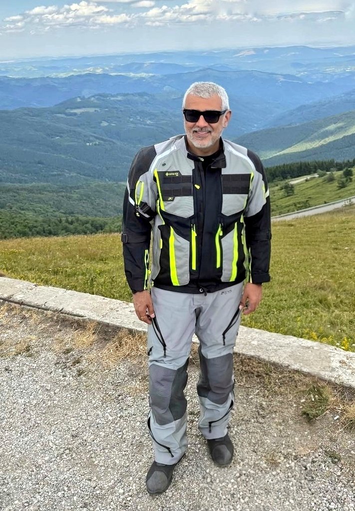 nobody_offl's tweet image. AK Rocking the European Roads 😎 #AjithKumarRacing #venusmotortours #AjithKumarWorldTour