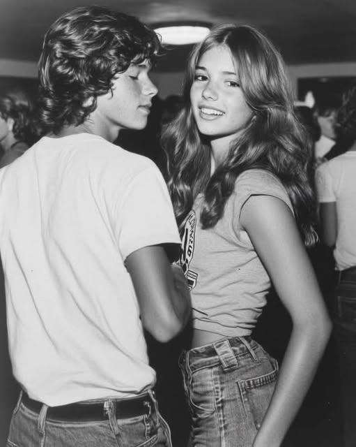 " Somos esa generación que no regresará.
Crecimos con los zapatos llenos de polvo, las rodillas raspadas y el corazón apurado,
no para mirar una pantalla,
sino para terminar la merienda y salir corriendo a la calle "